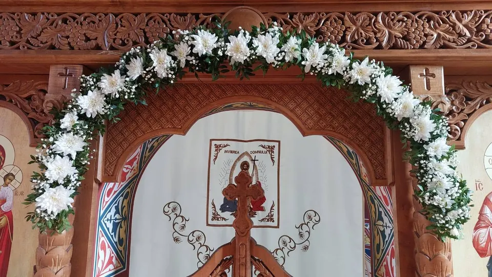 Arcadă de flori albe pe iconostas