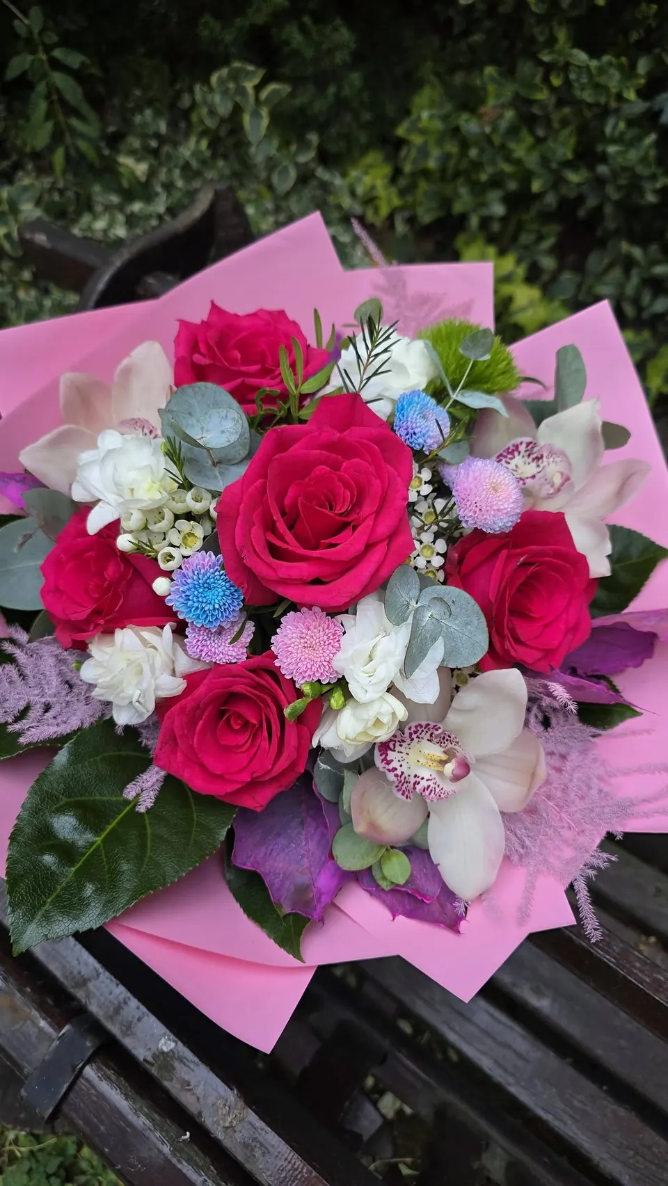 Buchet cu trandafiri fucsia și orhidee, în hârtie roz