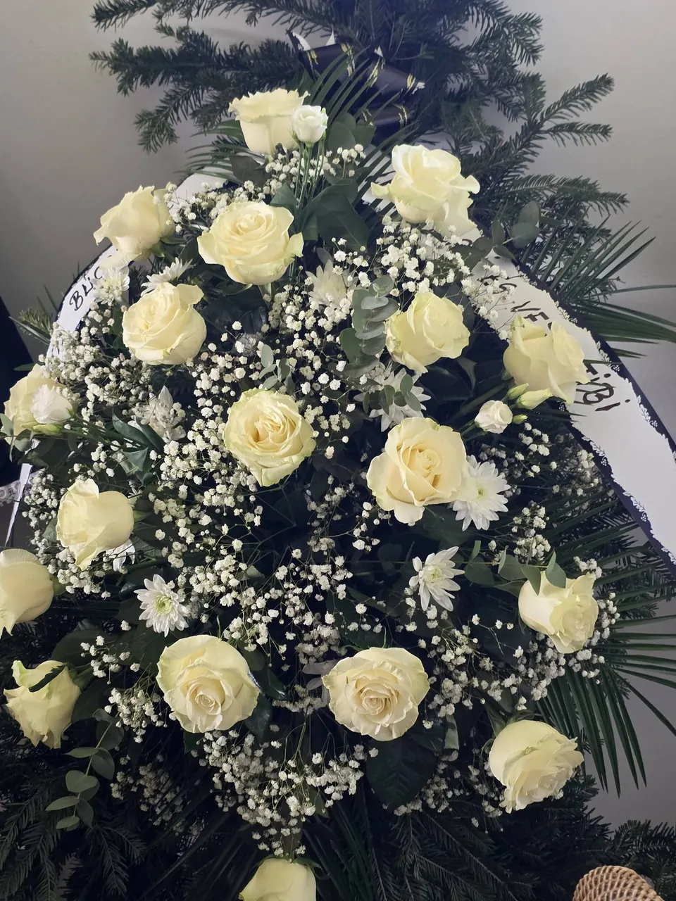 Coroană funerară cu trandafiri albi