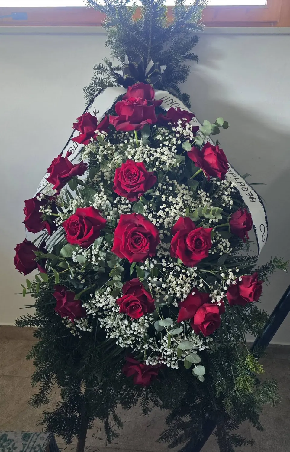 Coroană funerară cu trandafiri roșii și crizanteme albe