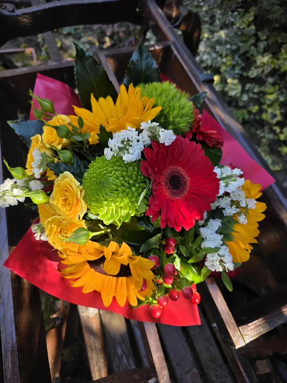 Buchet cu floarea-soarelui, gerbera și crizanteme verzi