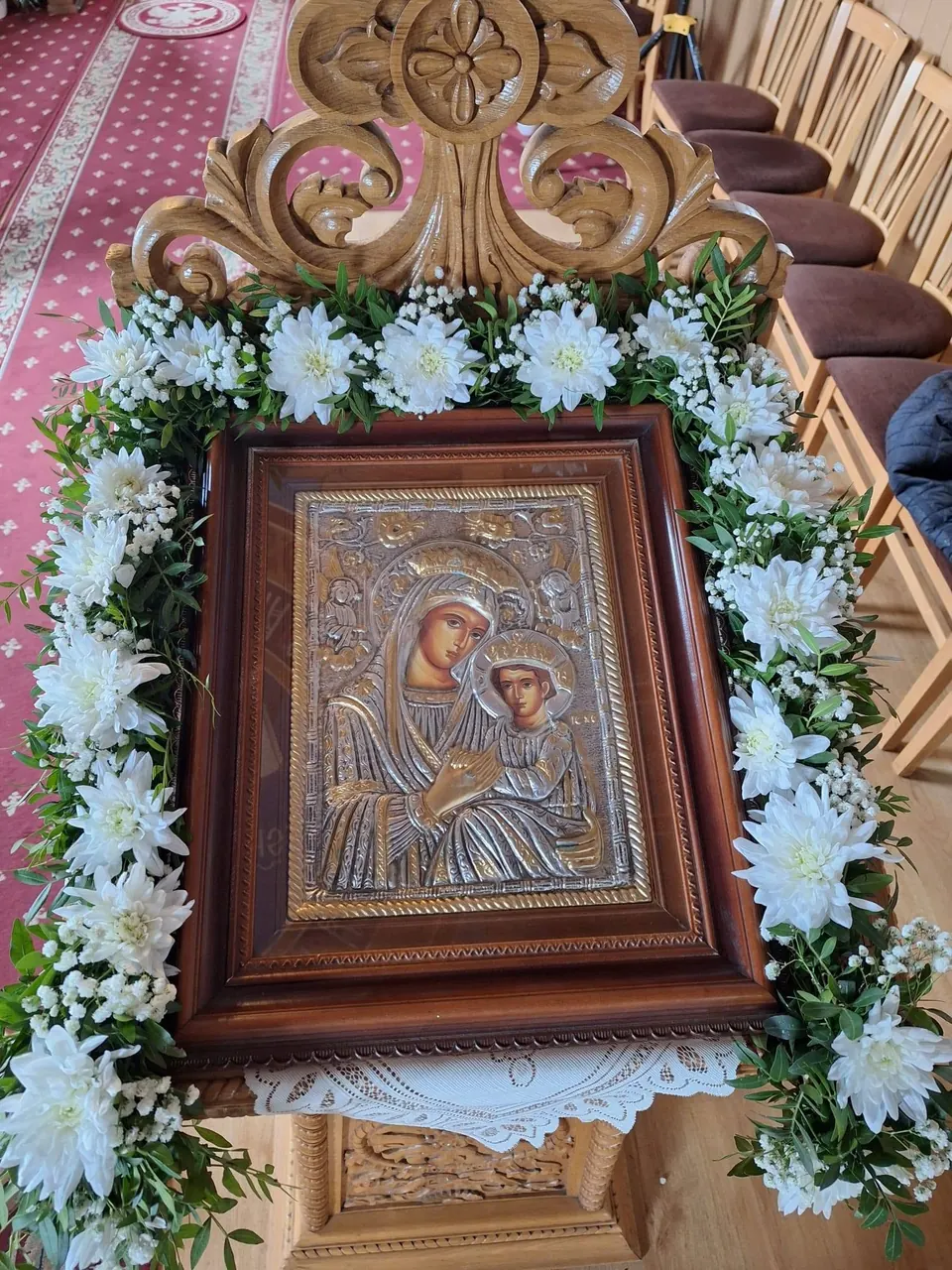 Icoană împodobită cu o ramă de flori albe