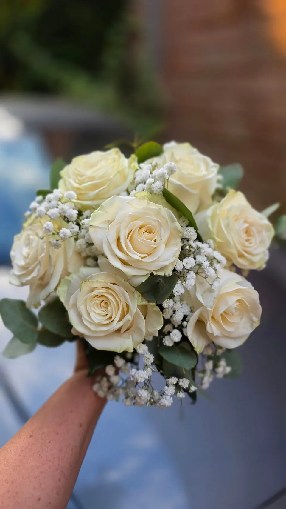 Buchet de mireasă din trandafiri albi și gypsophila