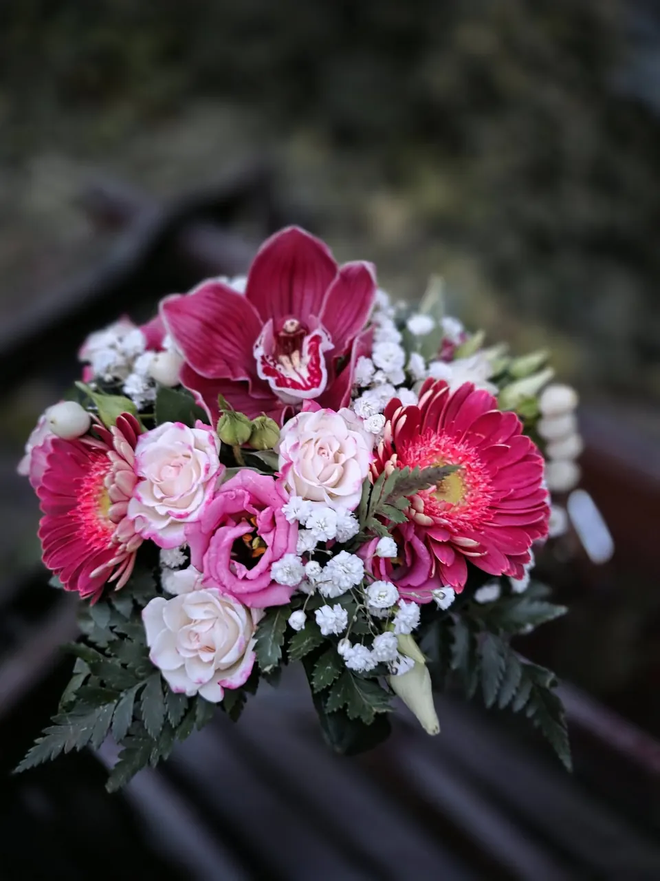 Buchet cu orhidee ciclam, gerbera și trandafiri