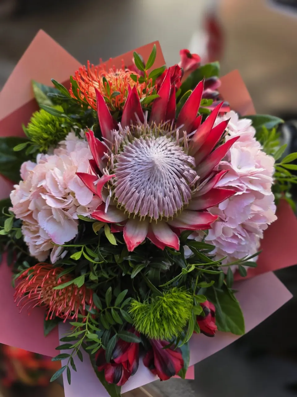 Buchet cu protea regală, hortensie roz și leucospermum